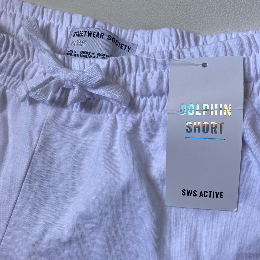White shorts - Picture 2 of 3
